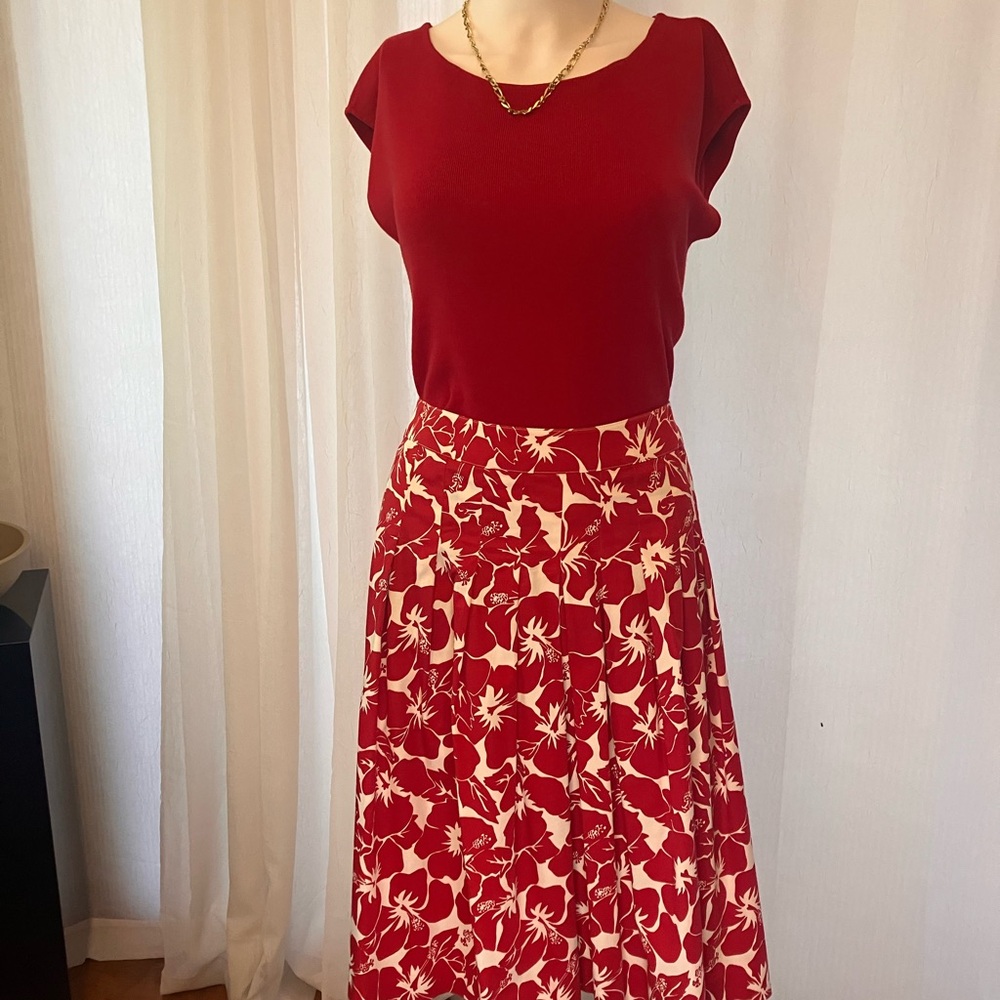 Talbots red & white floral pleated skirt. Size 4. All around pleats.